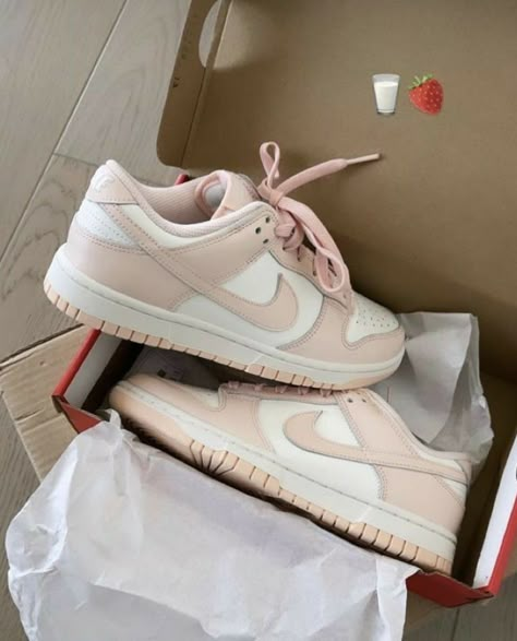 Jordan Rose, Nike Shoes Girls, White Nike Shoes, Dr Shoes, Trendy Shoes Sneakers, Jordan Shoes Girls, Preppy Shoes, Pretty Shoes Sneakers, All Nike Shoes