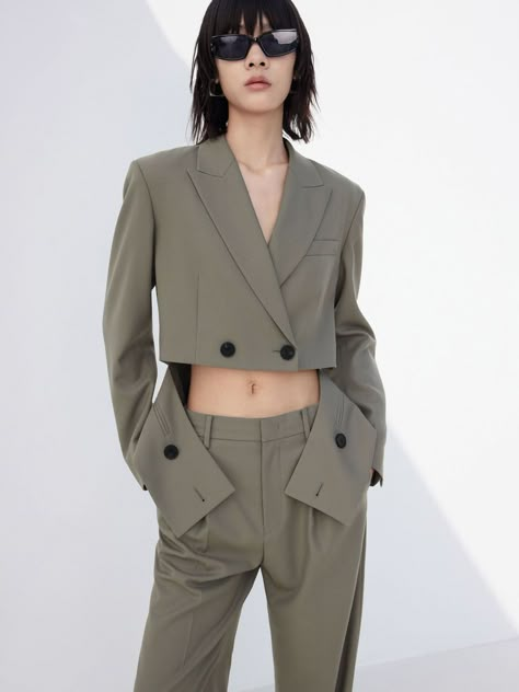 Deconstructed Suit Women, Woman In Blazer, Deconstructed Tailoring, Blazer Unique, Deconstructed Blazer, Minimal Style Outfits, Unique Blazer, Oversized Blazers, Palm Dress