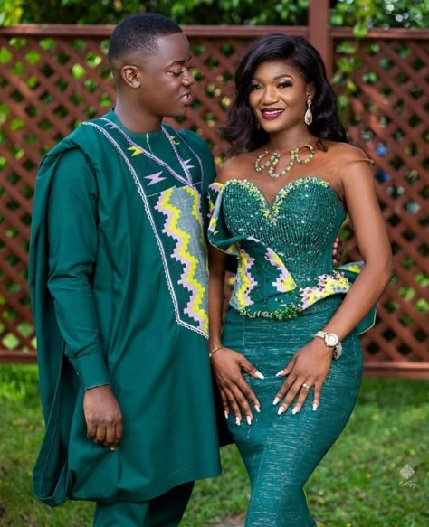 Kente Lookbook Series Ghanaian Wedding, Couples African Outfits, African Bridal Dress, African Wedding Attire, Traditional Wedding Attire, African Wedding Dress, African Print Dress Designs, African Lace Dresses, African Fashion Traditional