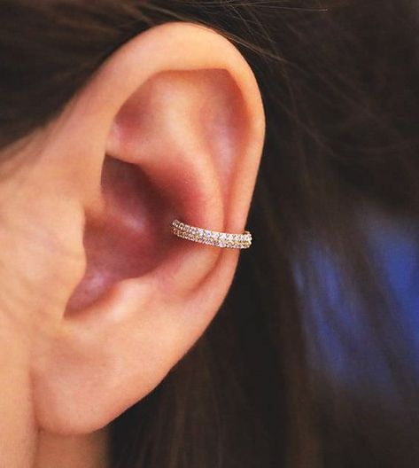 Ohrknorpel Piercing, Ear Piercing Helix, Piercing Snug, Conch Earrings, Vintage Tattoos, Snug Piercing, Conch Piercings, Types Of Ear Piercings, Helix Hoop