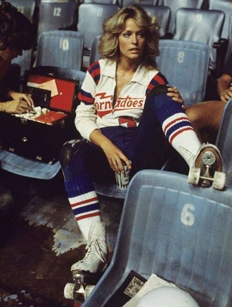 Farrah Fawcett on the Angels on Wheels television episode of Charlie's Angels in 1976 😘 #CharliesAngels #FarrahFawcett #1976 #RollerSkates #RollerSkating #RollerDerby #Tonadoes #Vintage #Psyne 70s Roller Disco, Good Morning Angel, Roller Skating Outfits, Angela Jones, Catherine Bach, Carolyn Jones, Elisabeth Shue, Derby Girl, Roller Disco