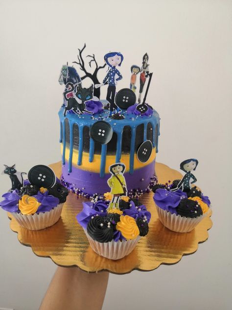 Coraline Snacks, Coraline Cake Ideas, Coraline Cupcakes, Coraline Birthday Cake, Caroline Cake, Coraline Birthday Party, Coraline Gifts, Coraline Cake, Coraline Party