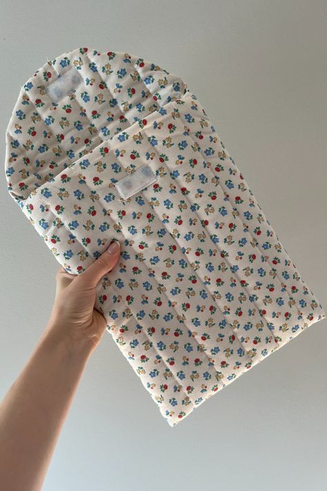 Quilted floral handmade laptop sleeve Ipad Sleeve Pattern, Pouch Sewing, Cute Sewing Projects, Sewing Machine Projects, Diy Bag Designs, Computer Sleeve, Ipad Sleeve, Creation Couture, Diy Quilt