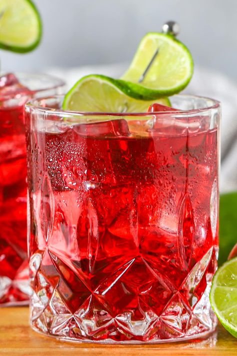 This vodka cranberry cocktail is a deliciously easy and wonderfully tasty drink to make. Works well as a holiday cocktail and is ready in minutes! Vodka Cranberry Cocktail, Vodka Cranberry, Cranberry Drinks, Easy Alcoholic Drinks, Cranberry Vodka, Cranberry Cocktail, Fancy Cocktails, Holiday Cocktail, Cocktail Recipes Easy