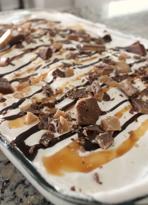 chocolate heath bar cake Heath Bar Dessert, Heath Bar Cake Recipe, Heath Bar Cake, Candy Bar Cake, Heath Bar, Chocolate Candy Cake, No Bake Cookie Dough, Bar Cake, Cookie Dough Bars