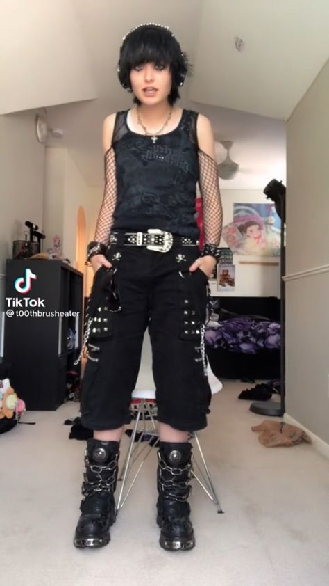 Nonbinary Goth Outfits, Emo Masculine Outfits, Summer Alt Outfits Masc, Goth Fashion Male, Mall Goth Masc, Masculine Emo Outfits, Masculine Alternative Outfits, Trad Goth Outfits Masc, Masculine Alt Outfits