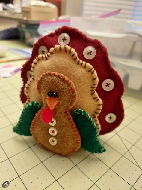 Make Your Own Turkey Craft, Turkey Pillow Pattern, Turkey Applique Pattern, Diy Felt Turkey, Thanksgiving Felt Ornaments, Thanksgiving Fabric Crafts, Needle Felted Turkey, Thanksgiving Homemade Decorations, Felt Turkey Pattern