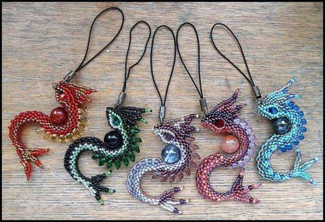 tutorial on how to make these dragons: http://rrkra.deviantart.com/art/S-Dragon-Tutorial-263218162 Dragon Tutorial, Beaded Crafts, Beaded Animals, Beading Projects, Macrame Patterns, Beads And Wire, Beading Tutorials, Seed Bead Jewelry, Loom Beading