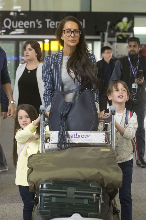 Meghan Markle's Best Friend Jessica Mulroney Arrives in London For The Royal Wedding- HarpersBAZAAR.com Harry And Meghan Wedding, London Heathrow Airport, Jessica Mulroney, Meghan Markle Outfits, Prins Harry, The Royal Wedding, Royal Couple, Heathrow Airport, London Today