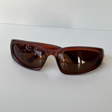 Y2k 2000s Vintage Style Brown Surfer Sporty Sunglasses Brown Frame With A Brown Lens These Glasses Are Unisex! Uva/Uvb Protection Brand New Y2k Brown Sunglasses, Vintage Oakley Sunglasses, Vintage Accessories Aesthetic, Sunglasses Aesthetic Vintage, Surfer Sunglasses, Cool Sunglasses Aesthetic, 2024 Sunglasses, Sporty Glasses, Fancy Sunglasses