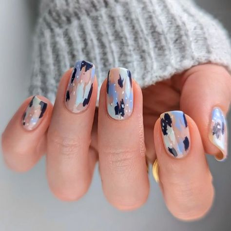 Navy Abstract Nails, Winter Abstract Nails, Abstract Winter Nails, Scandinavian Nail Art, Christmas Abstract Nails, Blue Fall Nail Ideas, Nude And Blue Nails, Blue Abstract Nails, Winter Abstract