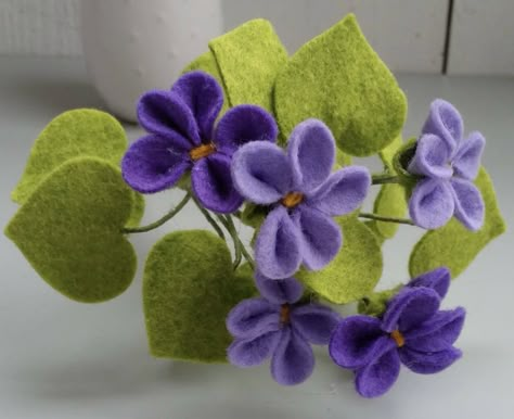 Violets Bouquet, Bouquet Of Violets, Meadow Sweet, Felt Flowers Patterns, Felt Flower Tutorial, Bouquet Arrangement, Felt Flower Bouquet, Felt Flowers Diy, Wool Felt Projects