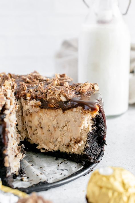 A harmony of rich chocolate, hazelnuts, and cream cheese, beautifully harmonized into an irresistible Ferrero Rocher Cheesecake masterpiece. Ferrero Rocher Cheesecake, Cheesecake Pie, Ferrero Rocher, Chocolate Cheesecake, Chocolate Hazelnut, Cakes And More, Cheesecake Recipes, The Divine, Hazelnut