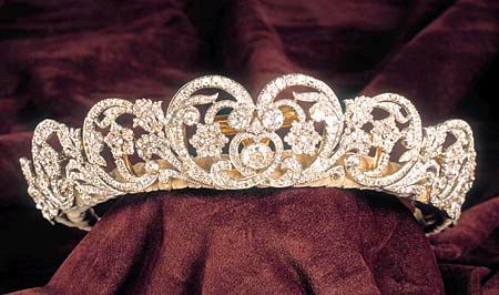 This is the famous Spencer Tiara that Princess Diana's family owns. Di wore this diamond tiara in many royal occasions, most famously was in her fairytale wedding in 1981. Spencer Tiara, Royal Crown Jewels, Spencer Family, The Spencer, Diana Wedding, Royal Crowns, Beautiful Tiaras, Royal Tiaras, Elisabeth Ii