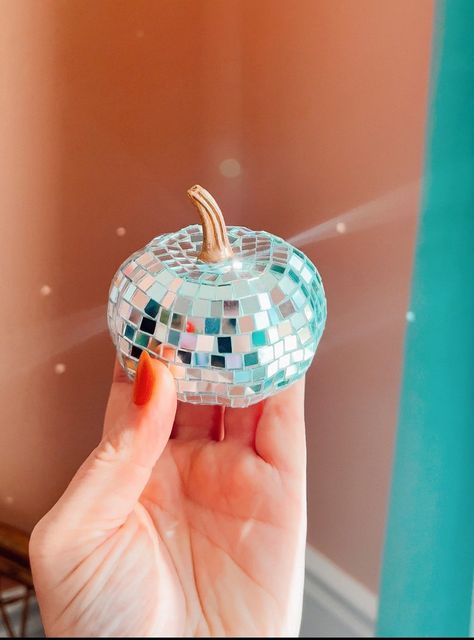 Disco Ball Fall Decor, Pumpkin Painting Ideas Disco Ball, Disco Ball Halloween Decor, Disco Ball Pumpkin, Pumpkin Disco Ball, Pumpkin Disco Ball Wallpaper, Diy Disco Ball, Mosaic Tile Mirror, Disco Balls