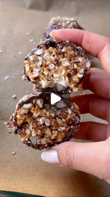 Samah Dada on Instagram: "follow @dadaeats for more easy, healthy desserts! No but this is the BEST NO-BAKE DESSERT 😭 these CHOCOLATE HAZELNUT CRUNCH BALLS will be your new favorite 😮‍💨 it’s giving Ferrero ROCHER but better you guys know i live for making a no-bake dessert and i don’t even know what to say except for these are literally one of the most delicious ones ever. crunchy, perfectly sweet, SO easy to make, with minimal ingredients and NO-BAKE! hope you enjoy this recipe and tag me @dadaeats when you make it!! Ingredients 1/3 cup creamy almond butter 1/4 cup honey 1 tsp vanilla extract 2 lightly salted rice cakes 1/4 cup roasted hazelnuts, crushed 1/2 cup chocolate chips 2 tsp coconut oil Flaky sea salt to top 3/4 cup crushed hazelnuts for rolling In a medium bowl, mix togeth Easy Healthy Desserts, Hazelnut Crunch, Hazelnut Dessert, Roasted Hazelnuts, How To Roast Hazelnuts, Bake Dessert, Healthy Sweets Recipes, Ferrero Rocher, Chocolate Hazelnut