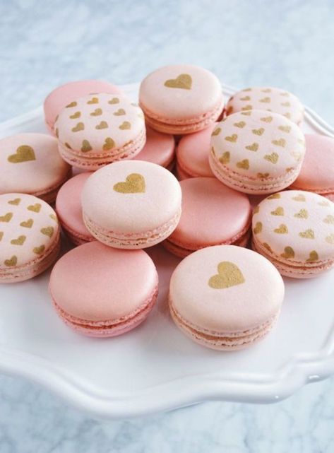 Macaroons Decoration, Heart Macarons, Macaroon Wallpaper, French Macaroon Recipes, Kue Macaroon, Patisserie Fine, Macaroon Cookies, Mom Aesthetic, Macaron Flavors