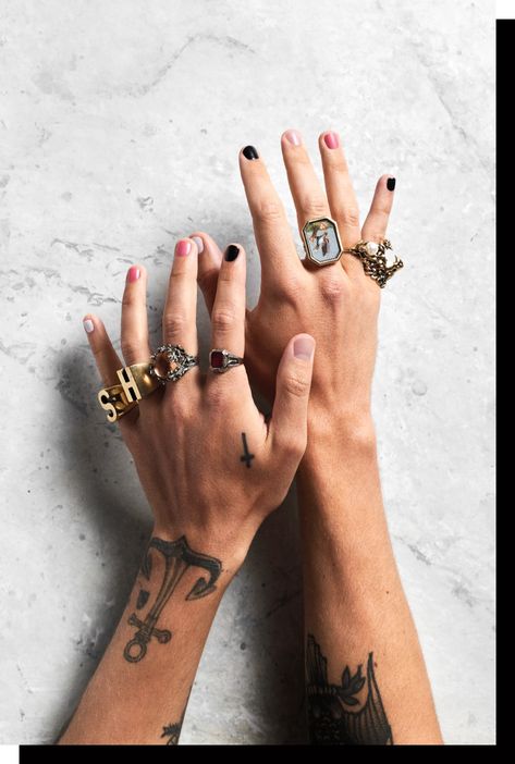 Tatuajes Harry Styles, Pleasing Nail Polish, Harry Styles Rings, Harry Styles Hands, Harry Styles Tattoos, Harry Styles Nails, Mens Nails, Dry Nails, Harry Edward Styles