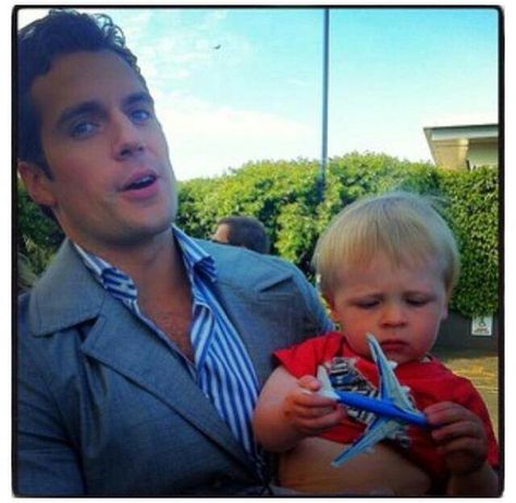 Henry Cavill and a baby...this is too much. Henry Cavill Tumblr, Ragnor Fell, Fan Pic, Edwards Air Force Base, Maria Rose, Bad Pic, Love Henry, Henry Williams, Sweet Guys