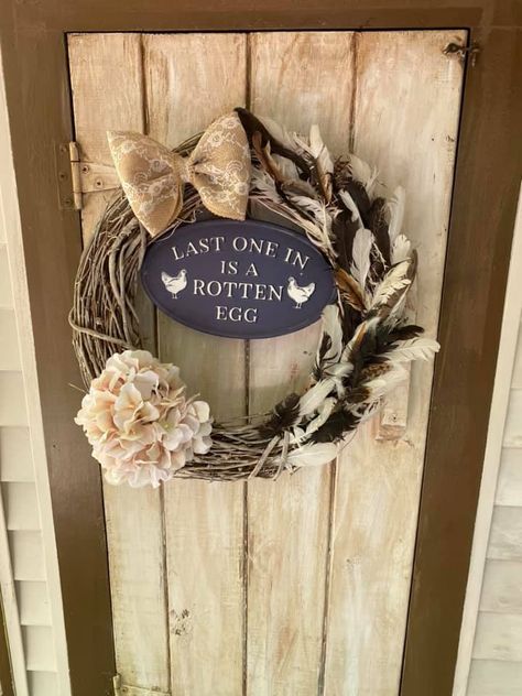 chicken feather uses: chicken feather wreath Things To Do With Chicken Feathers, Goose Feather Crafts, Chicken Feathers Crafts, What To Do With Chicken Feathers, Chicken Feather Wreath Diy, Crafts With Chicken Feathers, Chicken Feather Art, Chicken Coop Wreath, Chicken Feather Crafts Ideas