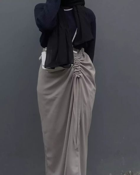 Outfit rok serut Ootd Rok Skirt, Pola Rok Serut, Outfit Vintage Hijab, Vintage Hijab, Pola Rok, Ootd Idea, Rok Outfit, Blazer Outfits Casual, Casual Hijab