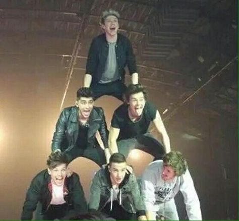 The 1D pyramid Human Pyramid, Gambar One Direction, One Direction Niall, Cher Lloyd, One Direction Photos, One Direction Pictures, I Love One Direction, 1 Direction, Zayn Malik