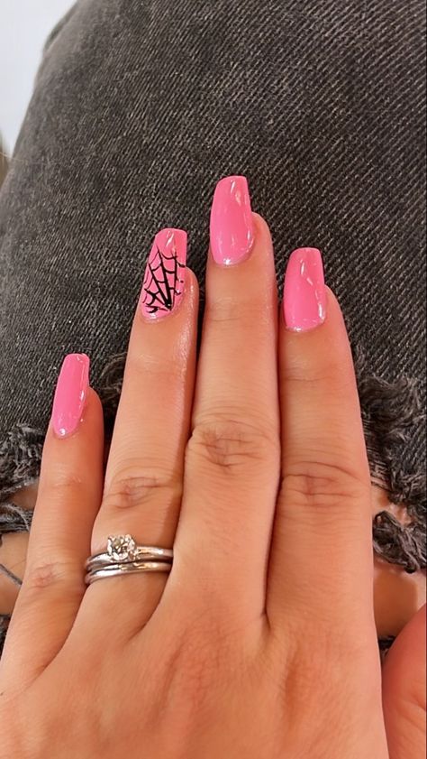 Trendy Fall Nail Designs Coffin, Cute Halloween Nails Pink And Black, Hot Pink Spider Web Nails, Pink Halloween Nails Acrylic Short, Pink And Black Spider Web Nails, Pink Nails With Spider Webs, Pink Web Nails, Nail Ideas Halloween Acrylic, Pink Halloween Nails Simple