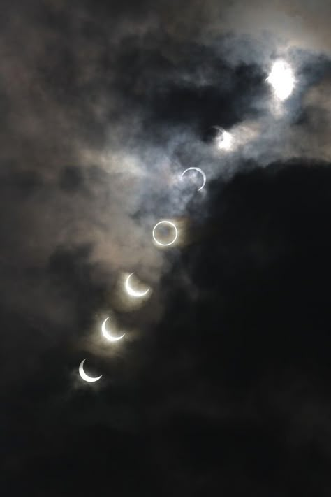 a solar ecplise - Imgur Solar Eclipse Photo, Eclipse Photos, Moon Moon, Charcoal Drawings, Beautiful Moon, Moon Magic, Solar Eclipse, Moon And Stars, Moon Stars