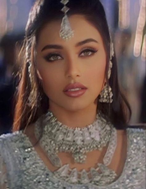 Rani Mukherji, 90s Bollywood Fashion, Bollywood Makeup, Vintage Bollywood Aesthetic, 90s Bollywood Aesthetic, Rani Mukherjee, Rani Mukerji, Bollywood Aesthetic, Bollywood Outfits