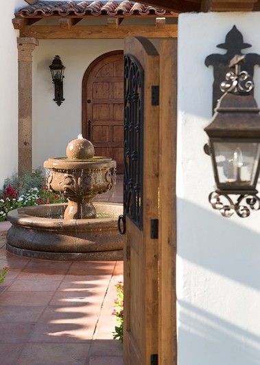 patio de hacienda Style Hacienda, Style Toscan, Spanish Courtyard, Spanish Style Architecture, Spanish Decor, Front Courtyard, Spanish Architecture, Mediterranean Home Decor, Spanish Style Home