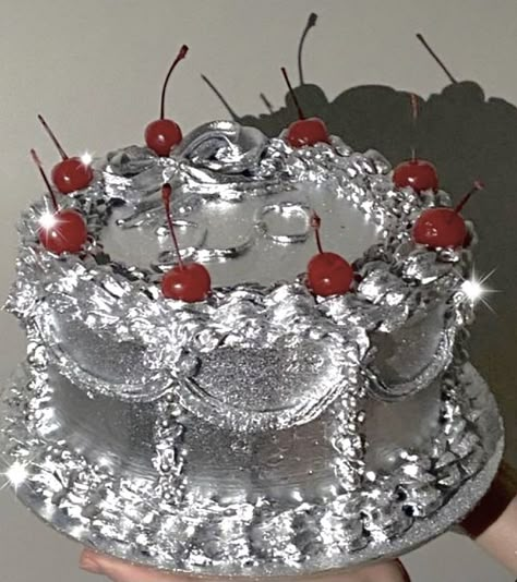 Shiny Birthday Cake, Monochromatic Cake, Shiny Cake, Silver Birthday Cake, Chrome Cake, Birthday Cale, Sparkly Cake, Royal Recipe, Bolo Vintage