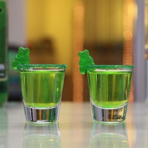 Green Alcoholic Drinks, Gummy Bear Shots, Fruity Shots, Green Gummy Bear, Shots Alcohol Recipes, Green Cocktails, Candy Shots, Shooter Recipes, Irish Drinks