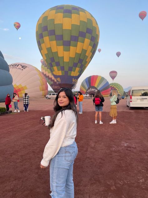 Hot Air Balloon Ride Pictures, Hot Air Balloon Insta Pics, Teotihuacan Hot Air Balloon, Hot Air Balloon Photo Ideas, Hot Air Balloon Photos, Hot Air Balloon Picture Ideas, Hot Air Balloon Ride Outfit, Hot Air Balloon Outfit Ideas, Balloon Festival Outfit