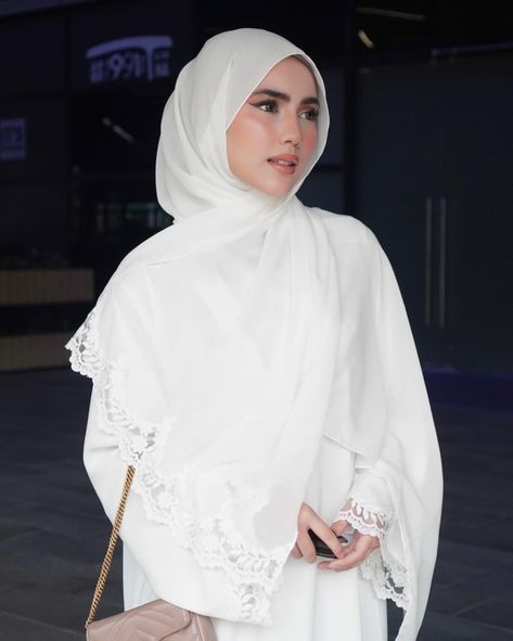 Dahlia Rizal, Photoshoot Poses Wedding, Poses Wedding, Photoshoot Poses, Dahlia, Hijab Fashion, Fashion Inspo Outfits, Wedding Ring, Fashion Inspo