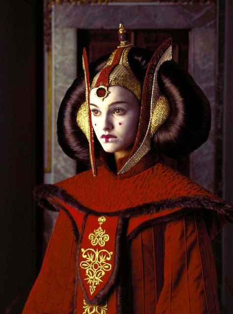 Naboo royalty is known for their striking makeup. | This Queen Amidala Fashion Lesson Will Make You Appreciate Episode I Queen Amidala Costume, Amidala Star Wars, Star Wars Padme, Fantasy Queen, Queen Amidala, Eren Aot, Padmé Amidala, Irving Penn, Phantom Menace