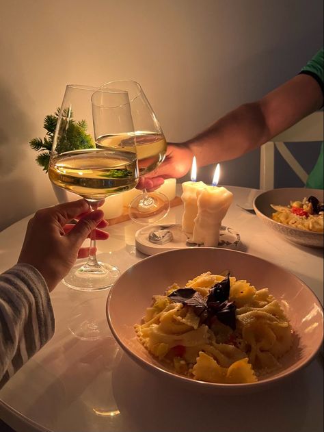 Candle Light Dinner Ideas, Romantic Home Dates, Dinner Date Recipes, Candle Dinner Table, Dinner Date Aesthetic, Romantic Dinner Decoration, Couples Dinner, Christmas Meals, Food Captions