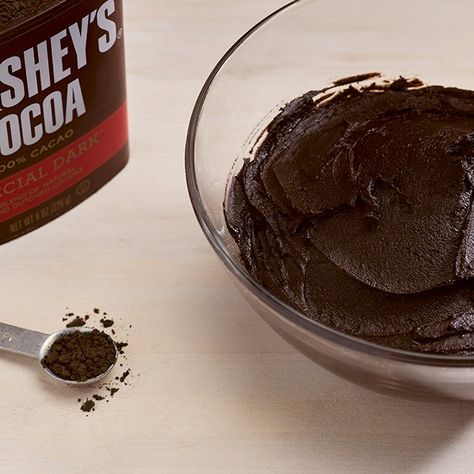 This quick and easy homemade dark chocolate frosting recipe is simple to follow, using only HERSHEY’S SPECIAL DARK Cocoa and a few other ingredients. Homemade Chocolate Icing, Chocolate Frosting Recipe, Dark Chocolate Frosting, Homemade Dark Chocolate, Chocolate Frosting Recipes, Chocolate Pie Recipes, Refreshing Snacks, Homemade Frosting, Fudge Frosting