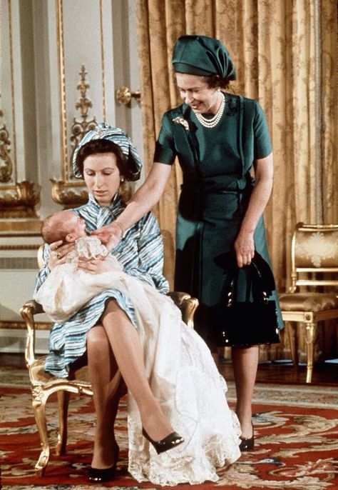 Anne with baby Peter Prinses Margaret, Ratu Elizabeth, Princesa Anne, Queen Elizabeth Photos, Elizabeth Queen, Royal Family Portrait, Princesa Real, Peter Phillips, Rainha Elizabeth Ii