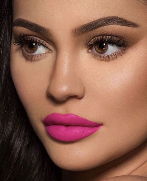 Maquillage Kylie Jenner, Pink Lipstick Makeup, Pink Lips Makeup, Kylie Makeup, Jenner Makeup, Hot Pink Lips, Kylie Lips, Linda Hallberg, Kylie Cosmetic