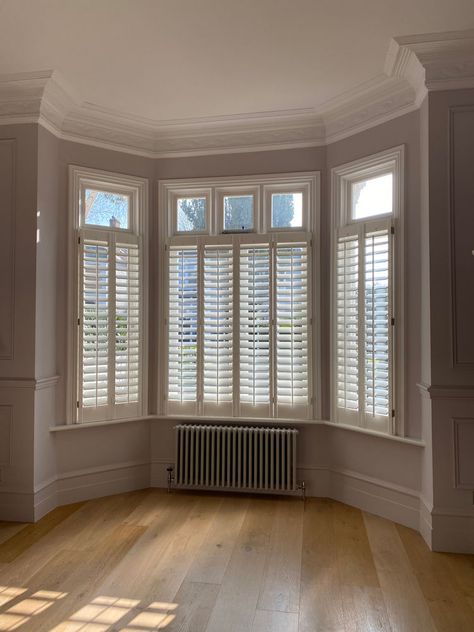 Bay window set up - How to make it work Shutters Interior Window Living Room, Large Window Ideas, Bay Windows Ideas, Bay Window Trim, Shutters Bay Window, Bedroom With Bay Window, Picture Moulding, Victorian Bay Window, Victorian Lounge