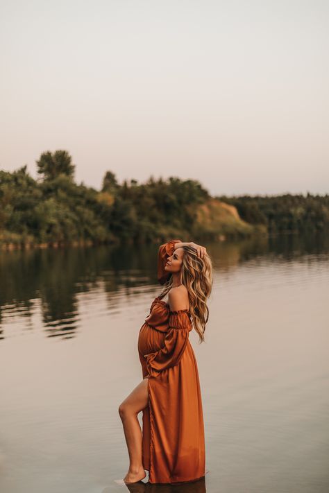 Fall Maternity Shoot, Maternity Shoot Ideas, Fall Maternity Pictures, Beach Maternity Pictures, Photo Shoot Poses, Maternity Picture Outfits, Photo Bb, Pregnancy Photo Shoot, Fall Maternity Photos