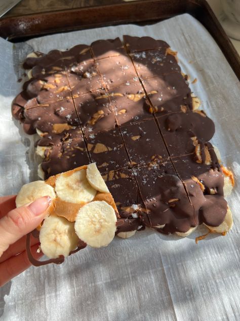 Banana Bark Banana Chocolate Bark, Banana Peanut Butter Chocolate Bark, Banana Peanut Butter Bites, Fruit Bark, Peanut Butter Chocolate Bark, Almond Bark Recipes, Banana Bark, Butter Bites, Dark Chocolate Bark