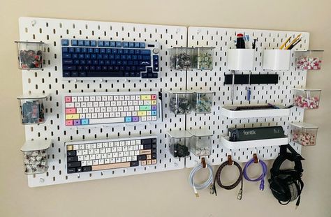 Pegboard Setup, Keyboard Storage, Ikea Pegboard, Pegboard Ideas, Minimalist Home Office, Ikea Wall, Workspace Desk, House Games, Bedroom Setup