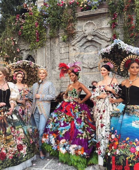 Floral Gowns, Dolce Gabbana Alta Moda, Dolce And Gabbana Runway, Fashion Queen, Vogue Beauty, Floral Fashion, Fantasy Fashion, Beautiful Gowns, Luxury Women