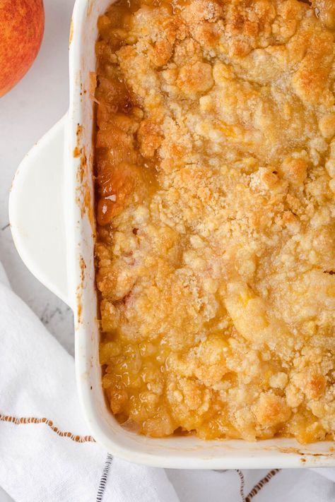 This Peach Cobbler is not only insanely delicious, but it is super easy to make. Enjoy fresh peaches covered in a crunchy sweet buttery cobbler topping. Only a few simple ingredients are needed to make this delicious dessert recipe. Bonus: If fresh peaches are not in season, you can easily use canned or frozen peaches. Frozen Peach Cobbler Recipe, Super Easy Peach Cobbler Recipe, Can Peaches Recipes, Pear Crumble Recipe, Best Peach Cobbler, Fresh Peach Cobbler, Easy Peach Cobbler, Apple Cobbler Recipe, Easy Peach Cobbler Recipe