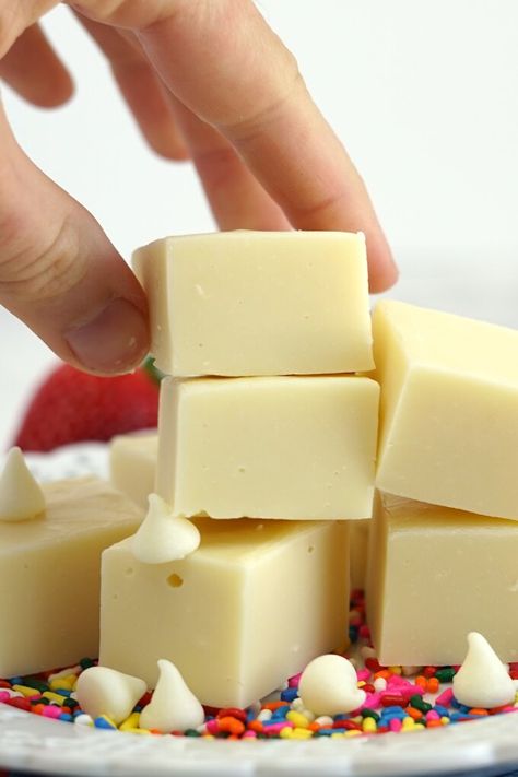 White Choc Fudge Recipe, Fudge Recipes White Chocolate, White Chocolate Fudge Recipes Easy, Easy White Fudge Recipe 3 Ingredients, White Chocolate Sweets, White Chocolate Fudge Easy, Recipes For Fudge, White Chocolate Fudge Condensed Milk, White Christmas Fudge