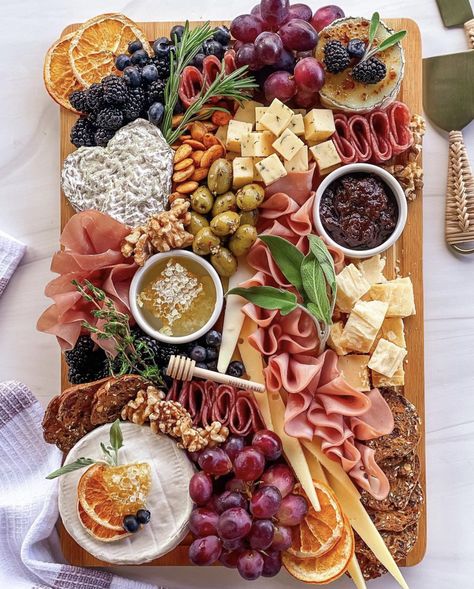 Charcuterie Board Meats, Decorações Com Comidas, Charcuterie Inspiration, Charcuterie Platter, Charcuterie Cheese, Snack Board, Party Food Platters, Charcuterie And Cheese Board, Charcuterie Recipes