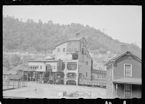 25 Photos of 1930s and 1940s Kentucky Coal Camps Camping Kentucky, Hazard Kentucky, Harlan Kentucky, Appalachian People, Floyd County, Budget Worksheet, Yosemite Camping, Kentucky Girl, California Camping