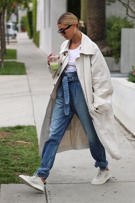 New Jeans Trend, Street Style Women Winter, Hailey Baldwin Street Style, Jeans Trend, Hailey Baldwin Style, Street Style Aesthetic, Walking Down The Street, Denim On Denim, Gq Style