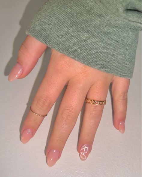 Simple Nails With One Accent Nail, White Nails Pink Accent, Simple Nails With Butterflies, Simple Hard Gel Nails, Butterfly Outline Nails, White Accent Nail Designs, Small Almond Nails Design Summer, Butterfly Accent Nails, Natural Nails Butterfly